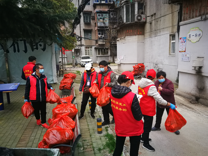 將黨旗牢牢插在社區(qū)抗擊疫情陣地